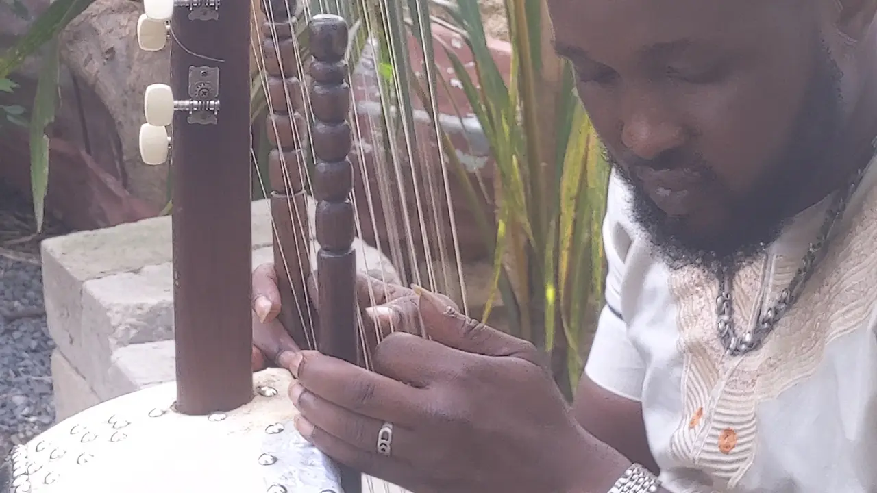 Mafu Conteh playing kora